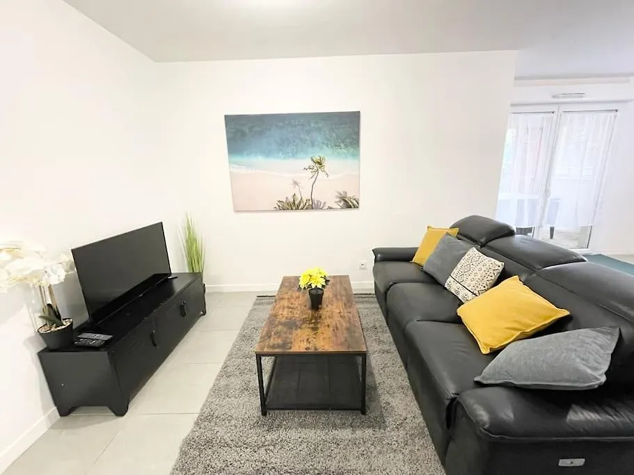 Grand Appartement Lumineux & Spacieux Avec Jardin Villeurbanne 0*,  France